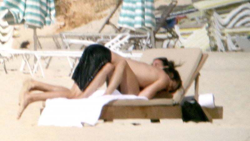 FOTO! Demi Moore si Ashton Kutcher s-au iubit pe plaja