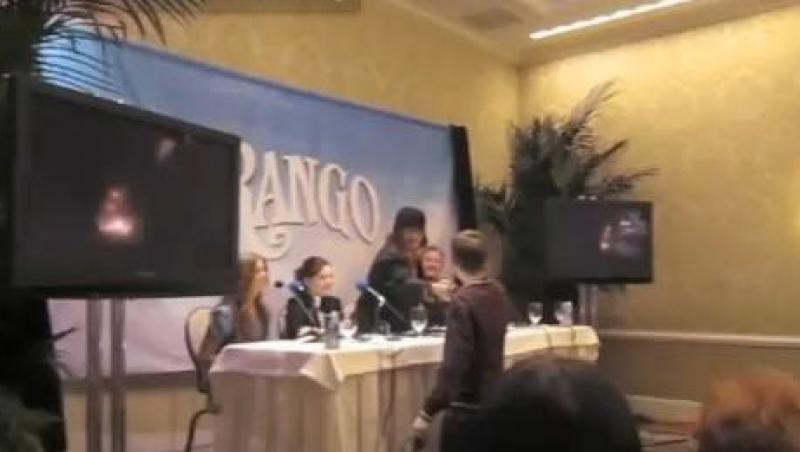 VIDEO! Justin Bieber l-a intrerupt pe Johnny Depp in timpul unei conferinte