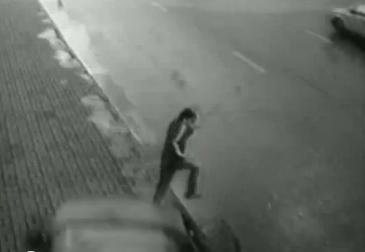 VIDEO! Rusia: Un pieton scapa in ultima secunda de un accident grav