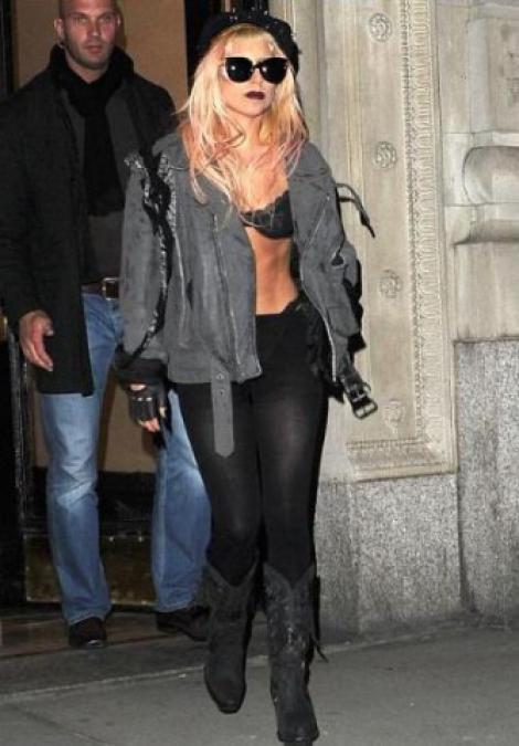 FOTO! Lady Gaga si-a uitat din nou rochia acasa
