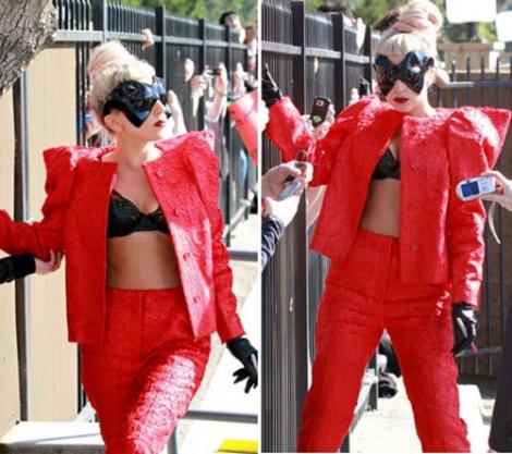 FOTO! Lady Gaga, intr-un costum romanesc!