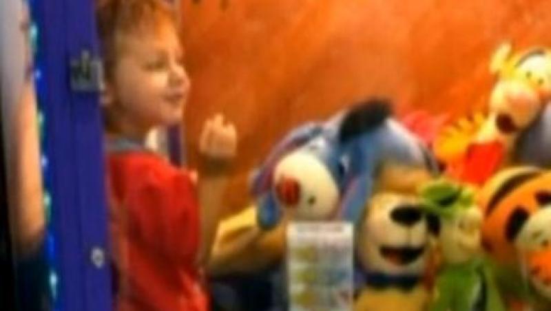Australia: Un copil a ramas blocat in automatul cu jucarii