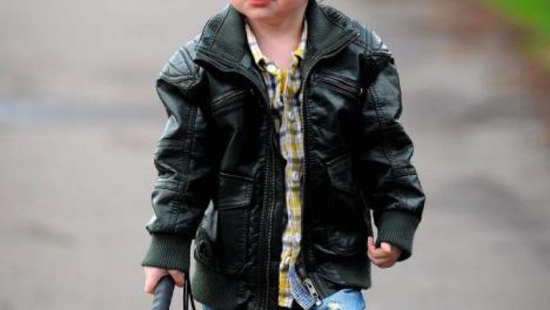 Un baietel in varsta de 2 ani, cel mai tanar utilizator al unui baston pentru orbi