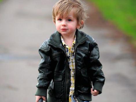 Un baietel in varsta de 2 ani, cel mai tanar utilizator al unui baston pentru orbi