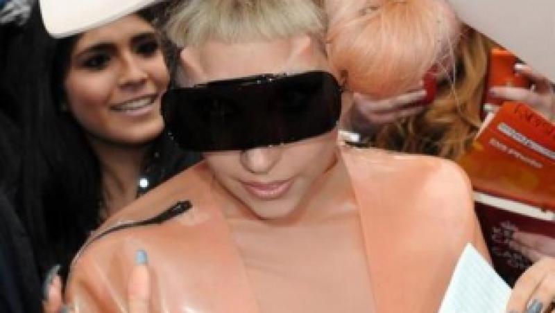 VIDEO! Lady Gaga s-a imbracat ca un prezervativ urias