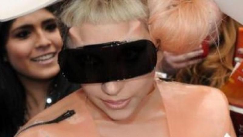 VIDEO! Lady Gaga s-a imbracat ca un prezervativ urias