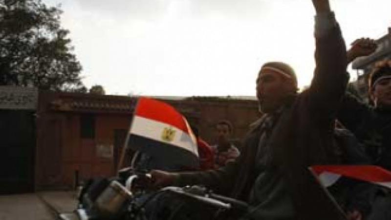 Egiptenii celebreaza caderea regimului Mubarak