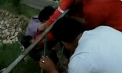 VIDEO! Peru: Sinucigas salvat in ultima clipa