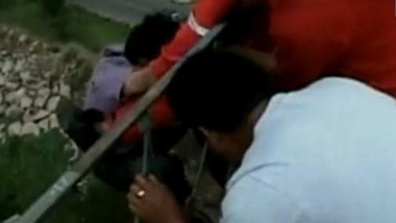 VIDEO! Peru: Sinucigas salvat in ultima clipa