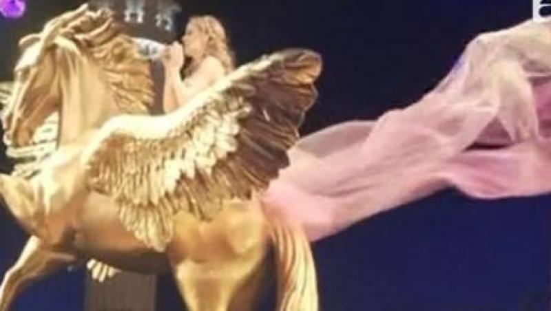 Kylie Minogue, calare pe un cal inaripat