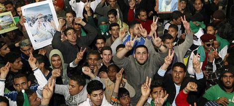 Ciocniri violente intre protestatari si armata in tarile arabe. In Libia, fiul lui Gaddafi nu exclude un razboi civil