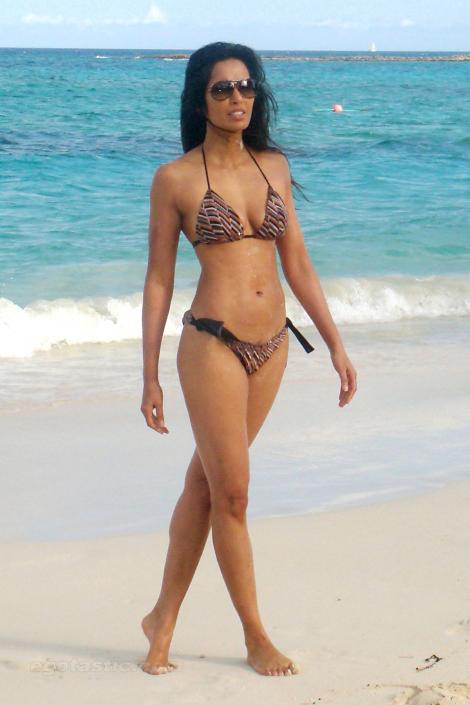 FOTO! Padma Lakshmi, hot in bikini si la 40 de ani