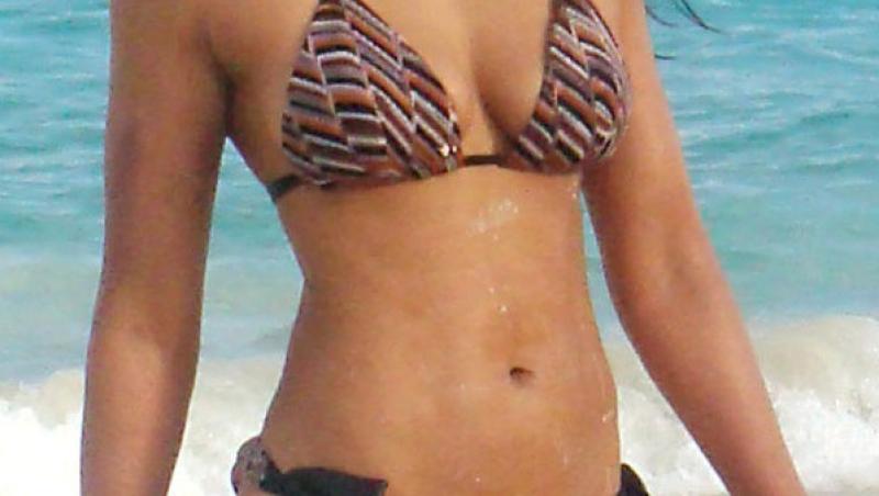 FOTO! Padma Lakshmi, hot in bikini si la 40 de ani