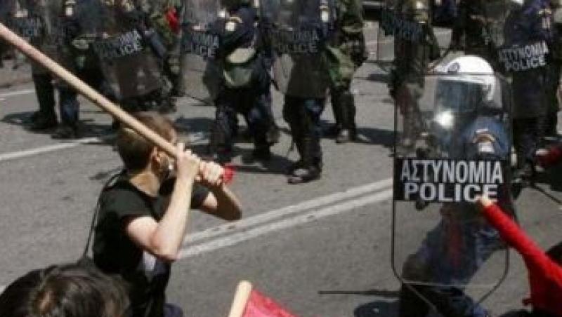 UPDATE! Proteste violente la Atena: Manifestantii, dispersati cu gaze lacrimogene