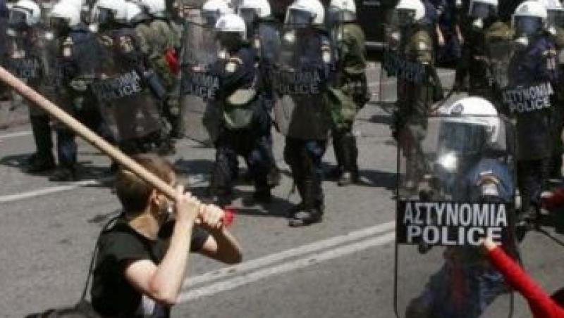 UPDATE! Proteste violente la Atena: Manifestantii, dispersati cu gaze lacrimogene