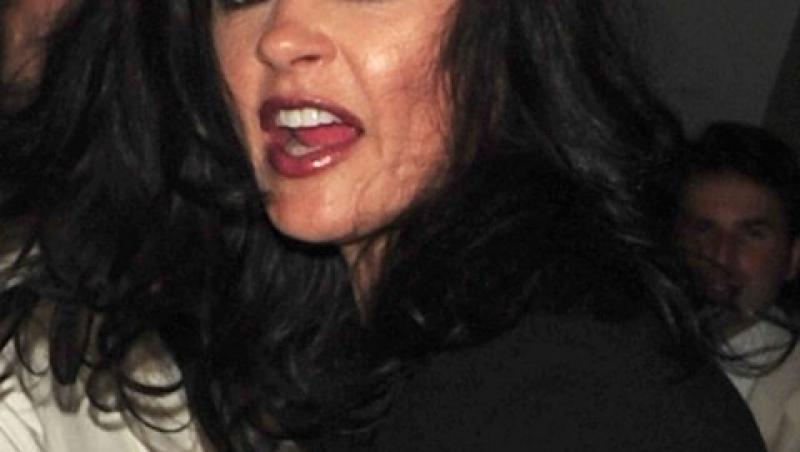 FOTO! Catherine Zeta Jones, lovita de un paparazzo!