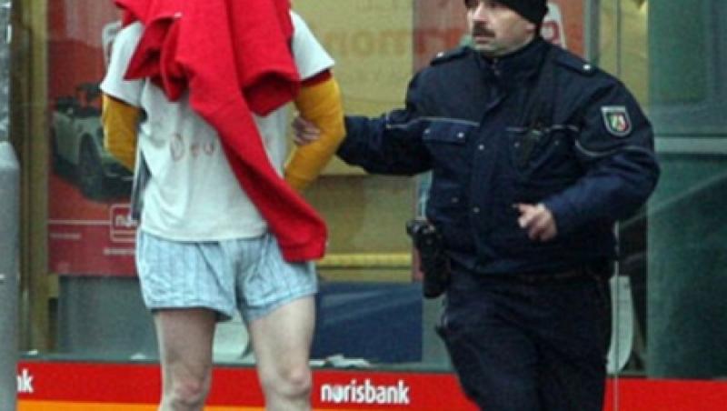 Un hot da in judecata politia pentru ca a fost arestat cu pantalonii in vine!