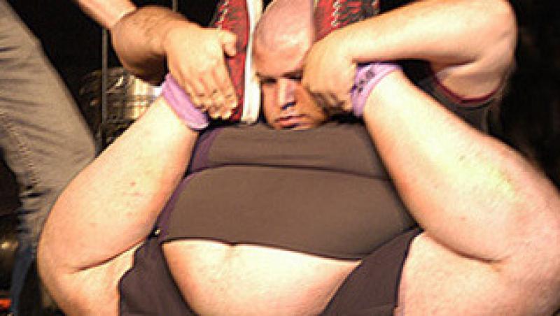 FOTO! Vezi ce poate sa faca cel mai gras contorsionist din lume!