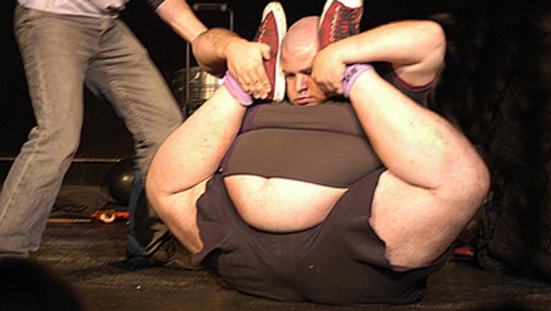 FOTO! Vezi ce poate sa faca cel mai gras contorsionist din lume!