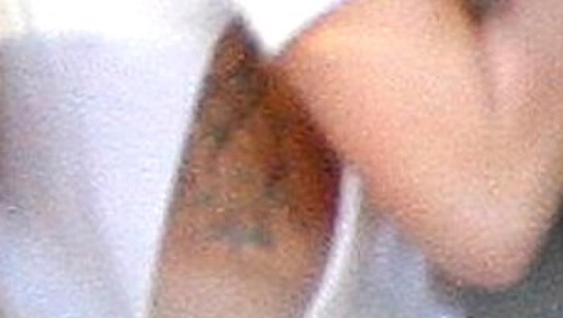 FOTO! Miley Cyrus si-a tatuat coastele