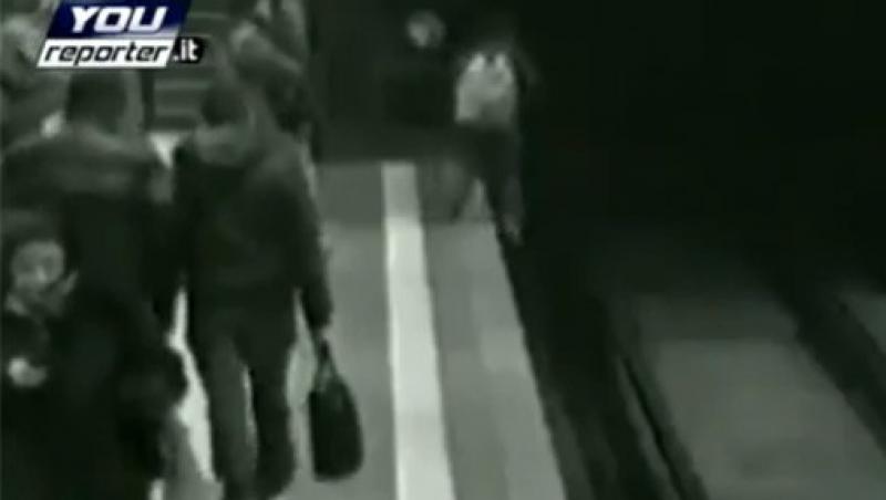 VIDEO! A cazut pe sina de metrou fiindca se juca pe PSP!