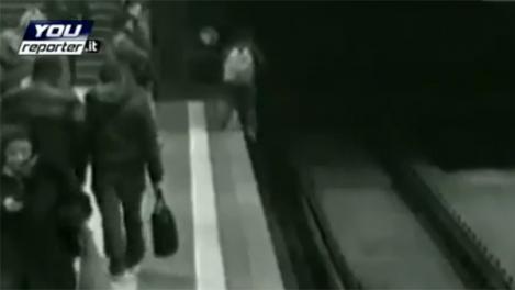 VIDEO! A cazut pe sina de metrou fiindca se juca pe PSP!