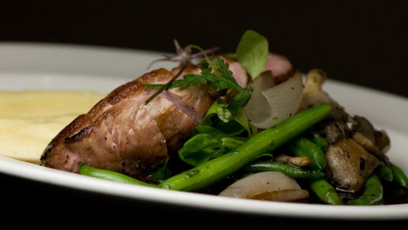 VIDEO! Reteta zilei: salata de fasole verde cu piept de rata si foie gras