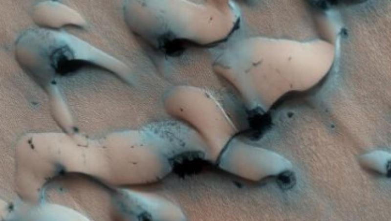 Studiu: Dunele de nisip de pe Marte se deplaseaza