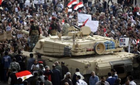 Egipt: manifestantii incearca sa impiedice tancurile armatei sa paraseasca piata Tahrir