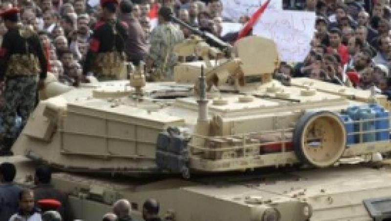 Egipt: manifestantii incearca sa impiedice tancurile armatei sa paraseasca piata Tahrir