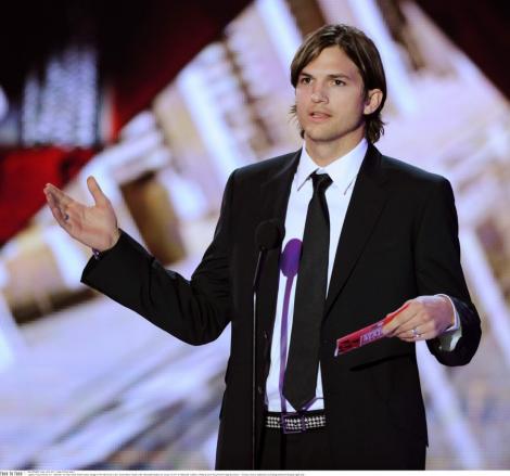 Ashton Kutcher isi vinde amintirile tineretii