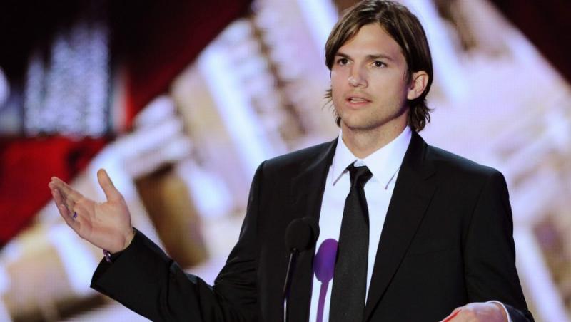 Ashton Kutcher isi vinde amintirile tineretii