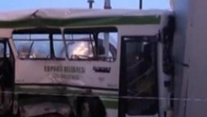 IMAGINI SOCANTE! Turcia: Autobuz, lovit de o basculanta