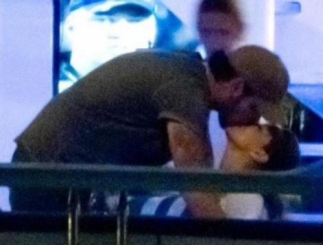 Eva Longoria se consoleaza cu fratele lui Penelope Cruz