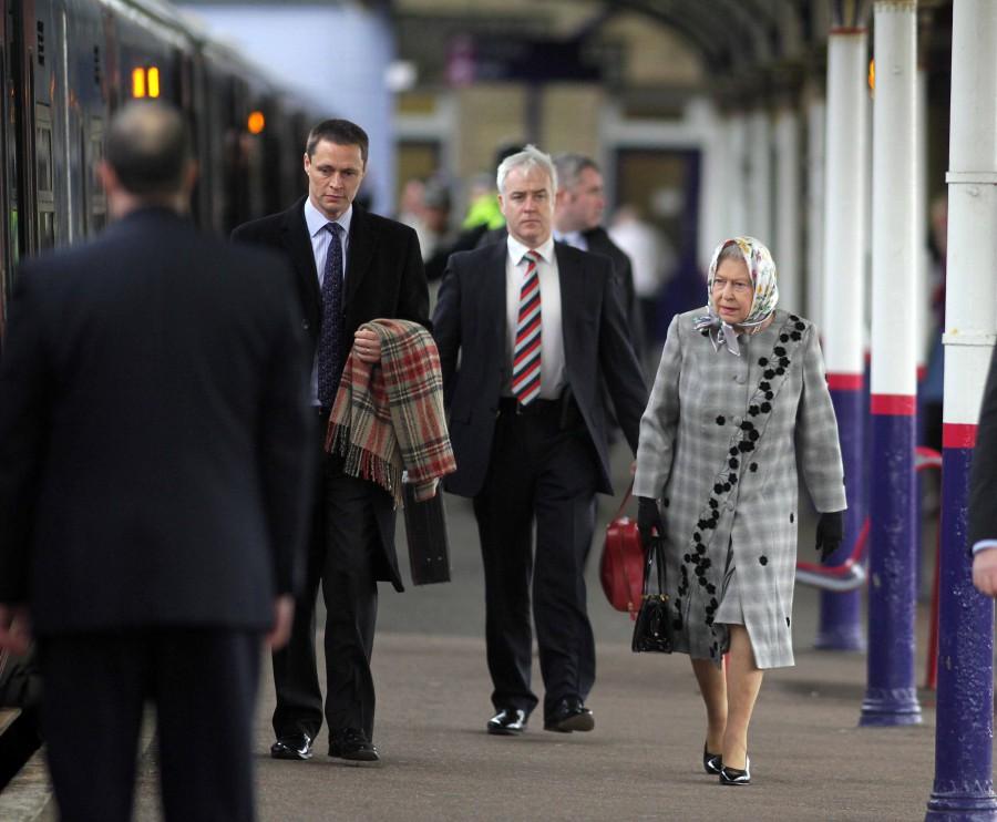 FOTO! Regina Marii Britanii, cu batic pe cap in asteptarea trenului