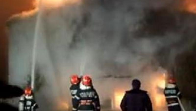 VIDEO! Incendiu devastator la un depozit de mobila din Satu Mare