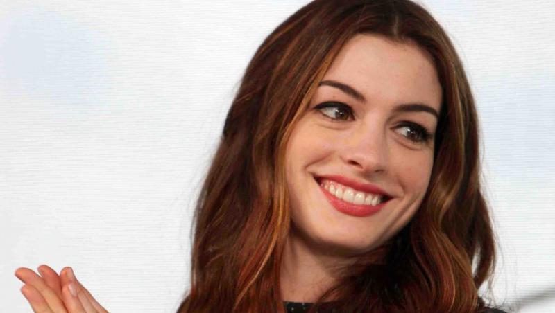 VIDEO! Anne Hathaway a primit 750 de mii de dolari sa poarte un colier