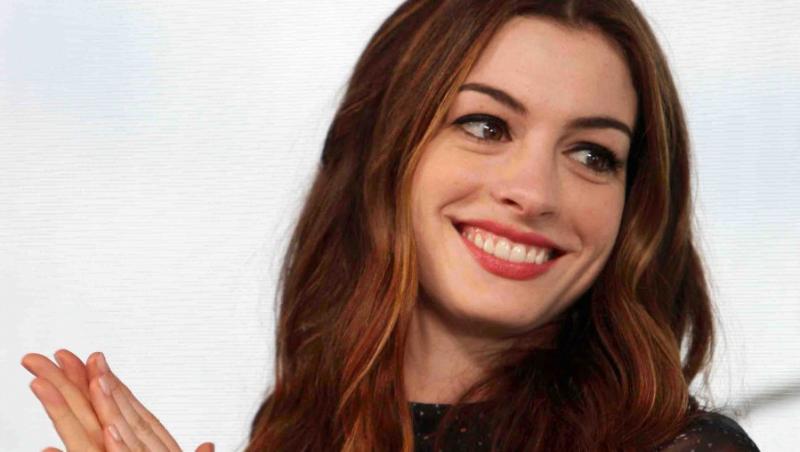 VIDEO! Anne Hathaway a primit 750 de mii de dolari sa poarte un colier