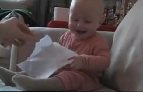 VIDEO! Un bebelus rade cu gura pana la urechi!
