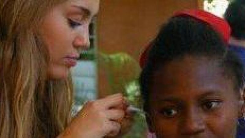 Miley Cyrus a dat o mana de ajutor copiilor surzi din Haiti