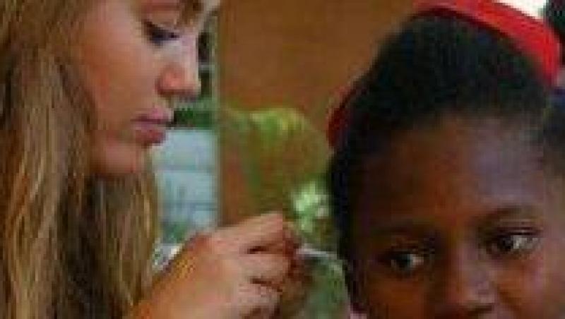Miley Cyrus a dat o mana de ajutor copiilor surzi din Haiti