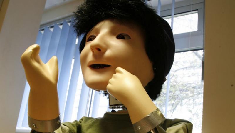 Kaspar, robotelul care ii invata pe copiii autisti sa primeasca o imbratisare