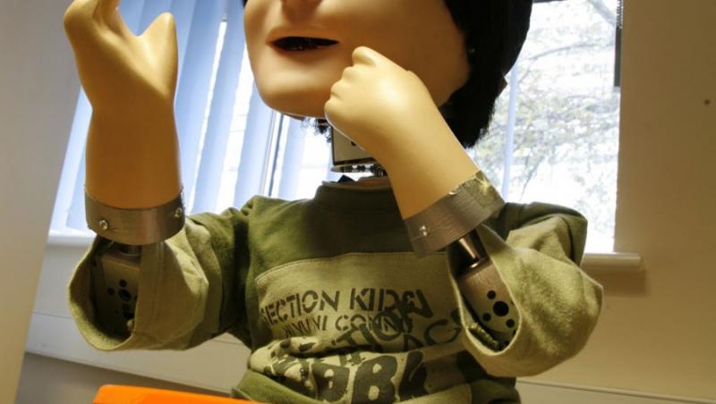 Kaspar, robotelul care ii invata pe copiii autisti sa primeasca o imbratisare
