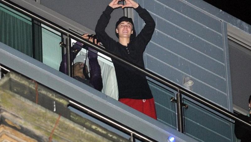 FOTO! Biebermania - starul pop, intampinat de fane in fata unui hotel din Liverpool