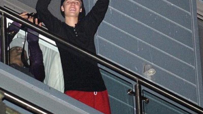 FOTO! Biebermania - starul pop, intampinat de fane in fata unui hotel din Liverpool