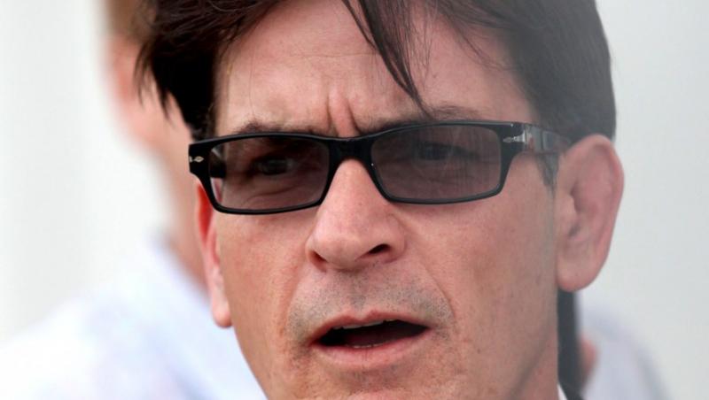 VIDEO! Charlie Sheen a dat in judecata compania Warner Brothers