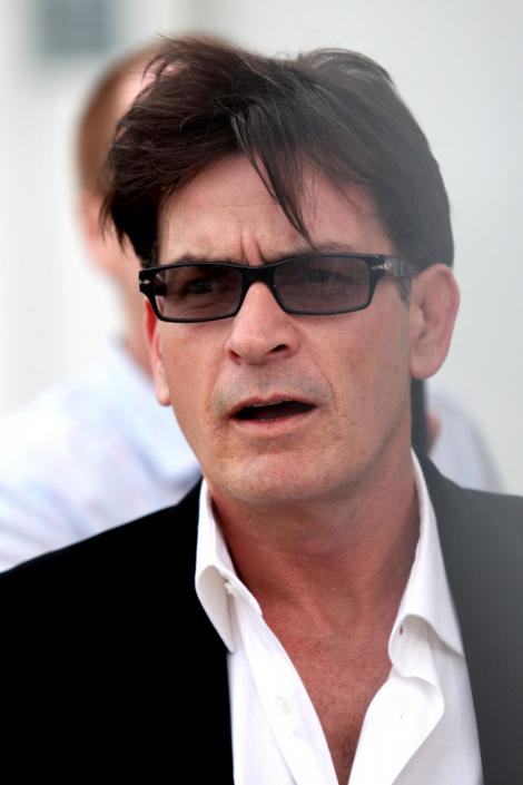 VIDEO! Charlie Sheen a dat in judecata compania Warner Brothers