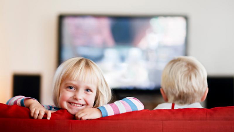 Tu cat timp iti lasi copilul in fata televizorului?