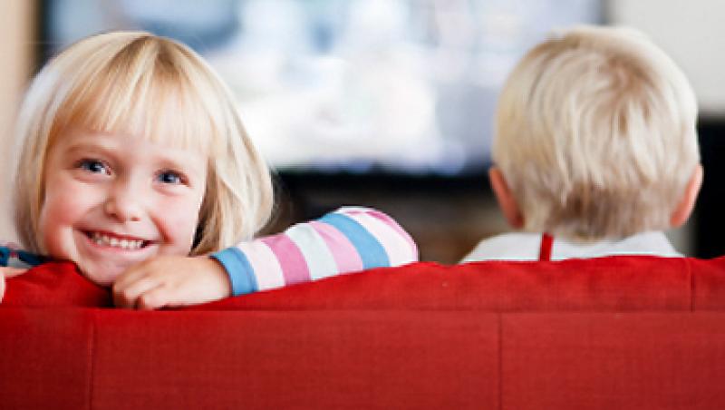 Tu cat timp iti lasi copilul in fata televizorului?