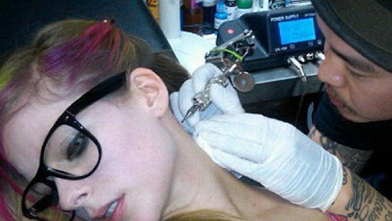 FOTO! Vezi noul tatuaj al lui Avril Lavigne!